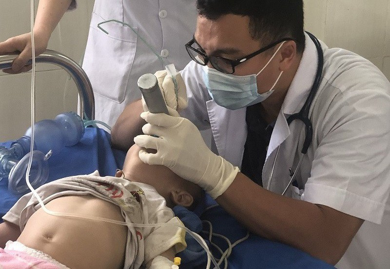 Bé trai V.T.T. đang được các bác sĩ cấp cứu
