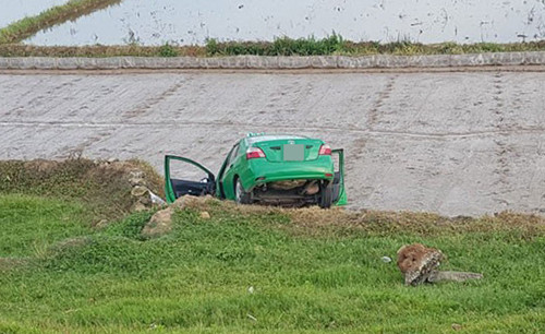 Chiếc taxi bị hư hỏng nặng sau khi lao xuống ruộng. Ảnh: Công an cung cấp