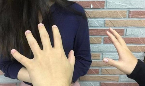 Bị phạt 200.000 đồng vì sờ ngực bà hàng xóm