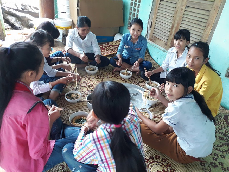 Bí thư đoàn xã cưu mang 16 học sinh trong ngày bão lũ