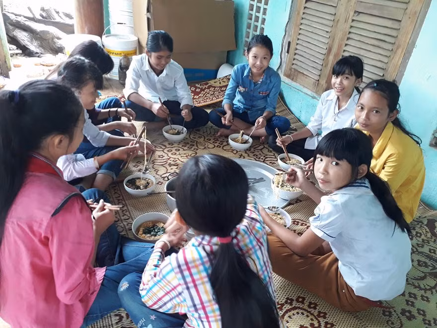 Bí thư đoàn xã cưu mang 16 học sinh trong ngày bão lũ
