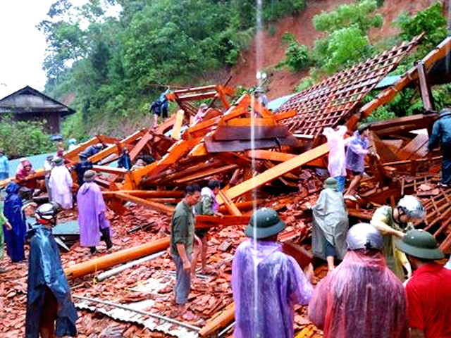 Sạt lở đất đá vùi lấp nhà sàn gỗ tiền tỷ ở Nghệ An