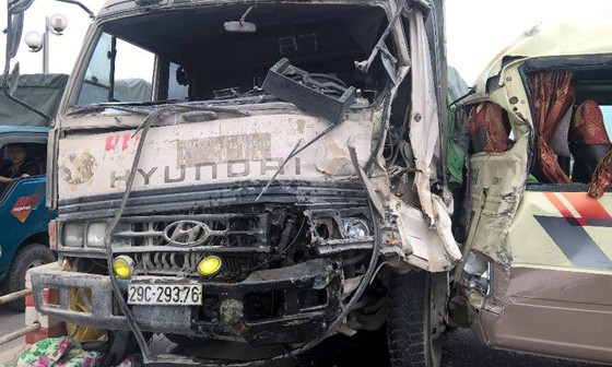 Vào thời điểm trên, khi lưu thông trên đường nhánh, chiếc xe tải mang BKS 29C-29376 đã lao thẳng vào phía sau xe khách 29 chỗ ngồi. 