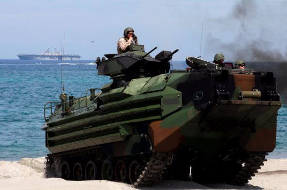 Lực lượng thuỷ quân lục chiến Mỹ sử dụng xe tấn công đổ bộ trong một cuộc diễn tập ở Philippines vào tháng 4/2019. (Ảnh: Reuters)