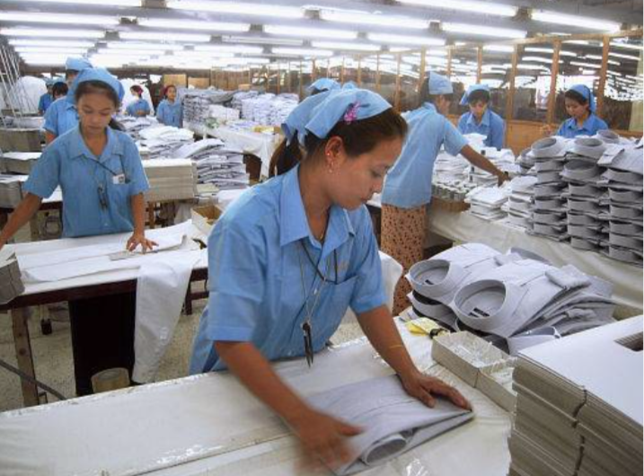 Các công nhân làm việc trong một nhà máy may của Nhật Bản ở Myanmar. (Ảnh: Kyodo)