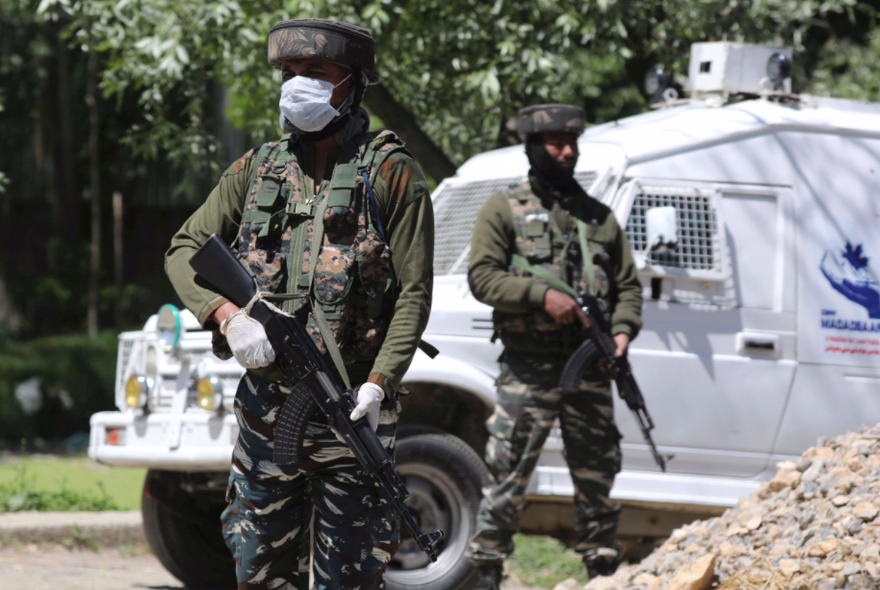 Lính bán quân sự Ấn Độ làm nhiệm vụ ở Kashmir. (Ảnh: EPA-EFE)