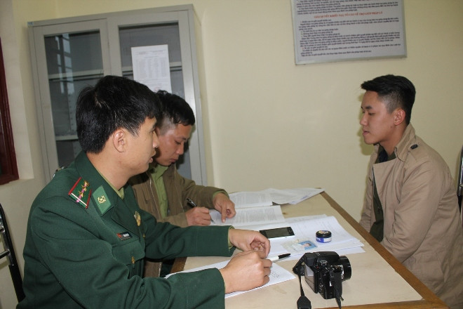 Hoàng Văn Khoan cùng tang vật vụ án