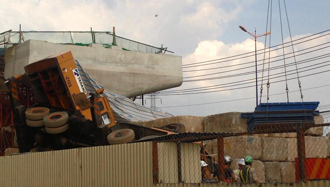 Hiện trường cần cẩu bị sập.