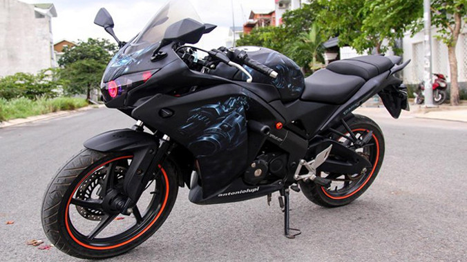 Chiếc xe côn tay có dàn áo vẽ 3D các bộ phận của từng con robot trong loạt phim bom tấn Transformer.