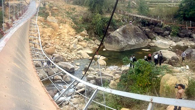 Hiện trường vụ lật cầu treo thảm khốc khiến hàng chục người thương vong.