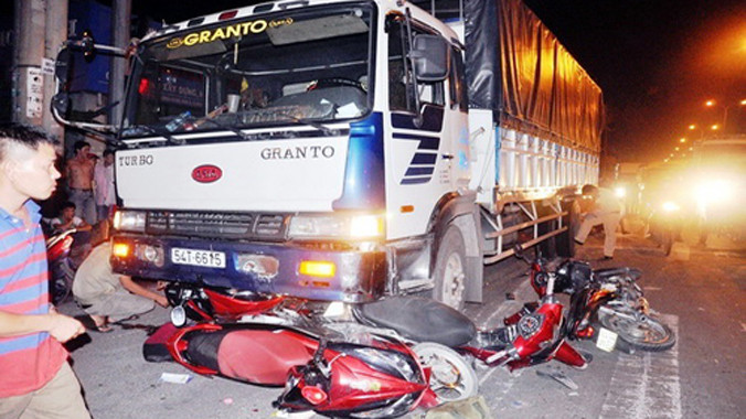 Các xe máy nằm la liệt. Ảnh: Hải Thuận/VnExpress