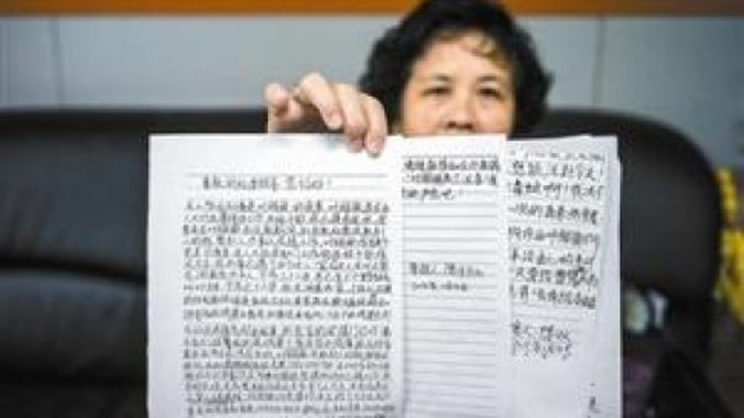 Bà Chen, vợ cũ một quan chức Trung Quốc trưng bằng chứng tố chồng ngoại tình, nuôi cùng lúc nhiều bồ nhí và nhận hối lộ.