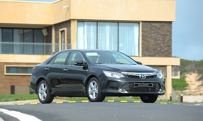 Toyota Camry 2016: Thêm trang bị, hạ giá bán