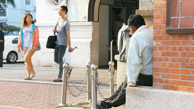 Ah Ji kiên nhẫn chờ đợi bạn gái 20 năm nhưng vẫn chưa được gặp. Ảnh: Tencent.