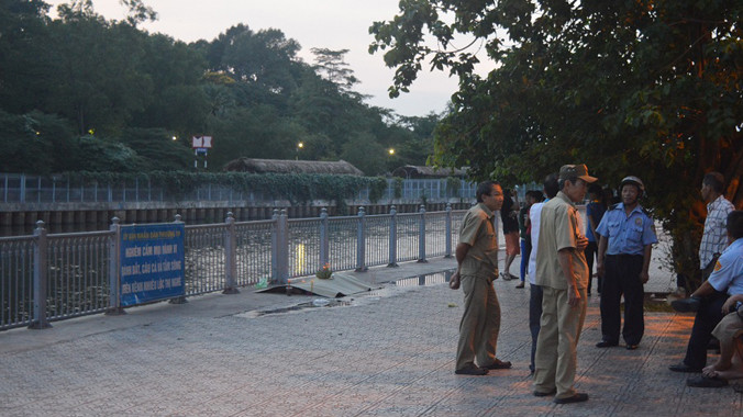 Nạn nhân được vớt lên bờ.