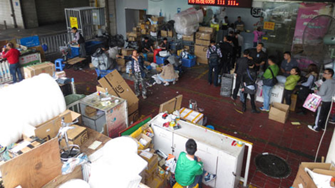 Đóng thùng hàng nhái, hàng giả tại chợ đồ da.