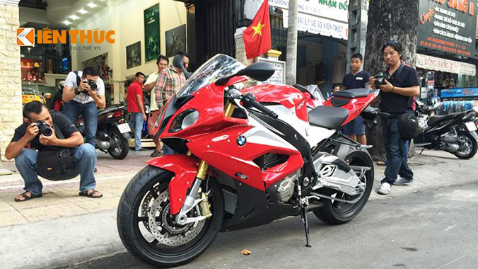 Mục kích BMW S1000RR 2015 đầu tiên 'cập bến' Việt Nam