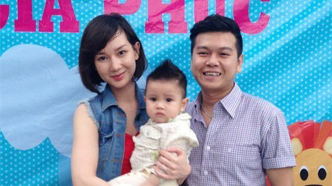 Vợ chồng Quỳnh Chi trong lễ thôi nôi con.