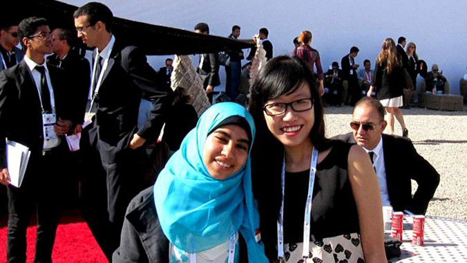 Trần Thị Thùy Trang (tay phải).