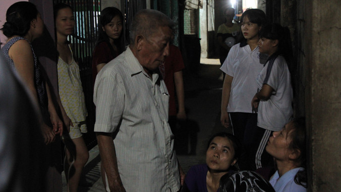 Bà con láng giềng đến an ủi, chia sẻ nỗi đau với gia đình nạn nhân.