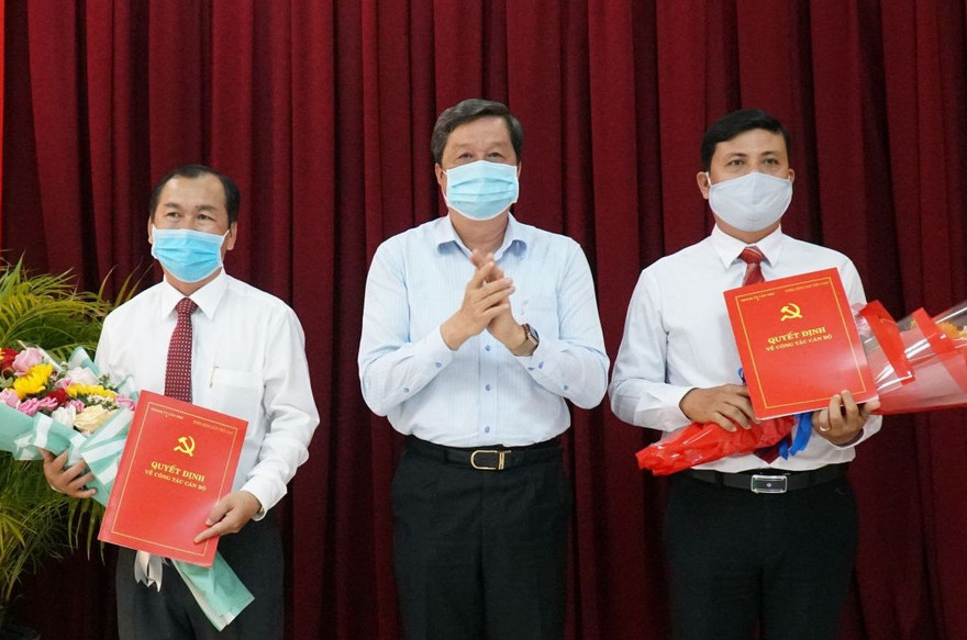 Phó Bí thư Thường trực Thành ủy, Chủ tịch HĐND thành phố Cần Thơ Phạm Văn Hiểu trao quyết định và chúc mừng các đồng chí Lê Văn Thành, Chiêm Quốc Tế. Ảnh: VGP