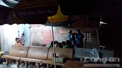 Lực lượng công an lấy lời khai các nhân chứng tại hiện trường