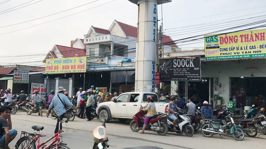 Công an khám nghiệm hiện trường quán nhậu nơi chủ quán chết trong đêm