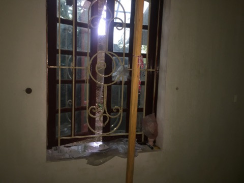 Cửa sổ bị Cương cậy để trộm đồ