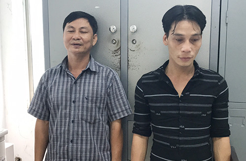 Nghĩa (trái) và Thoảng tại cơ quan điều tra. Ảnh: Quốc Thắng/VnExpress 