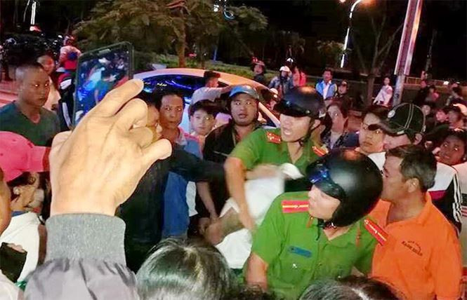 Công an, ban bảo vệ dân phố phường Vĩnh Thọ và người dân vây bắt đối tượng bắt cóc trẻ em