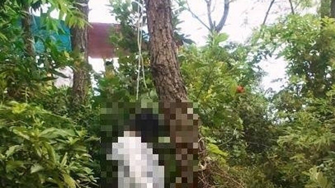 Hiện trường cái chết nạn nhân nằm ở tư thế treo cổ