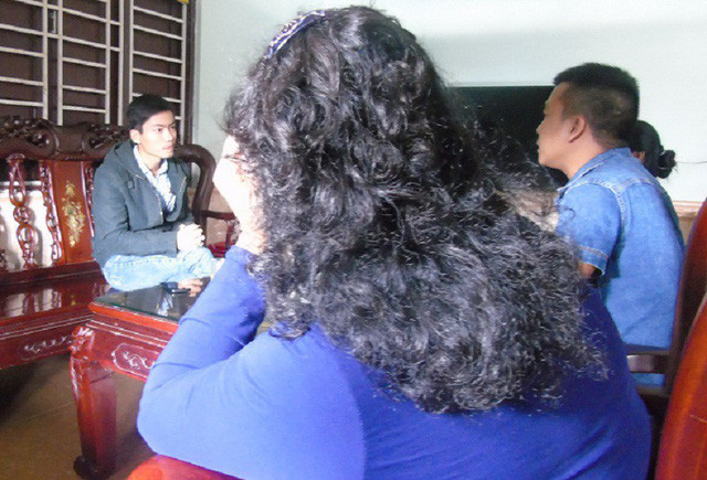 Mẹ và em trai nạn nhân (bên phải) buồn bã nói về sự việc vừa qua