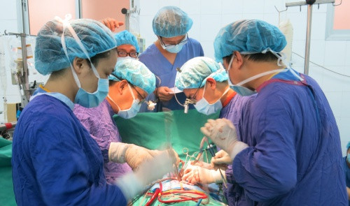 Các bác sĩ tiến hành ca ghép tim. Ảnh: Bệnh viện cung cấp