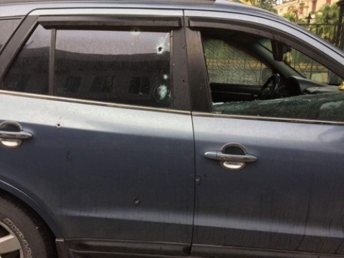 Chiếc ôtô dính nhiều viên đạn. Ảnh: C.A