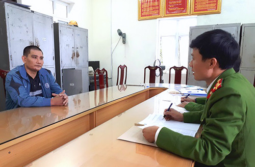 Nghi can Thái (trái) tại cơ quan điều tra. Ảnh: C.A