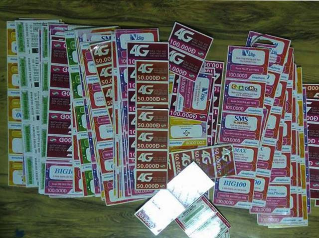 Đống thẻ cào mà anh Hải đã mua, cào và gửi mã thẻ cho kẻ lừa đảo. Ảnh Công an cung cấp
