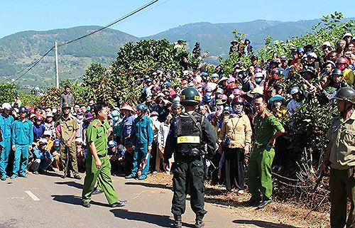 Đông đảo người dân đi xem dựng hiện trường vụ án mạng