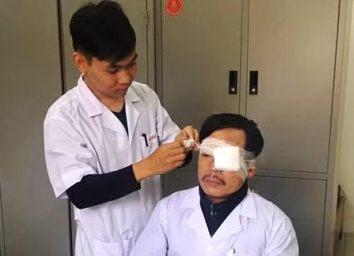Bác sĩ Nghĩa được băng bó sau vụ hành hung