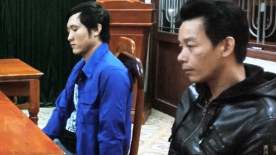 Tuân (áo khoác đen) và Bình (áo xanh) tại Cơ quan Công an Quảng Trị