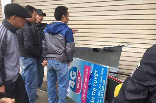 Đạo chích cắt lớp cửa cuốn sau đó lẻn vào bên trong lấy điện thoại