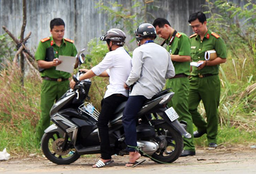 Phi bị đưa đi thực nghiệm hiện trường đâm chết ông xe ôm