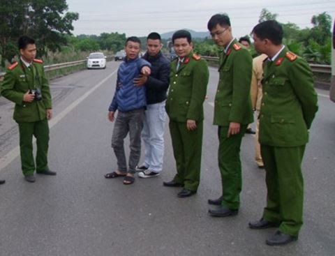 Đối tượng Trường (thứ hai từ trái sang) bị dẫn giải đến hiện trường vụ việc