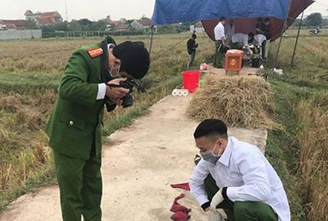 Cơ quan công an khám nghiệm hiện trường phục vụ công tác điều tra