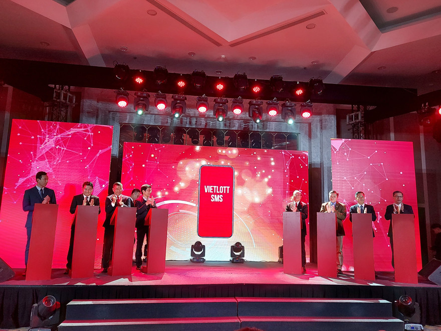 Đại diện Bộ Tài chính, Vietlott và các nhà mạng bấm nút chính thức phân phối xổ số tự chọn của Vietlott qua 3 nhà mạng 