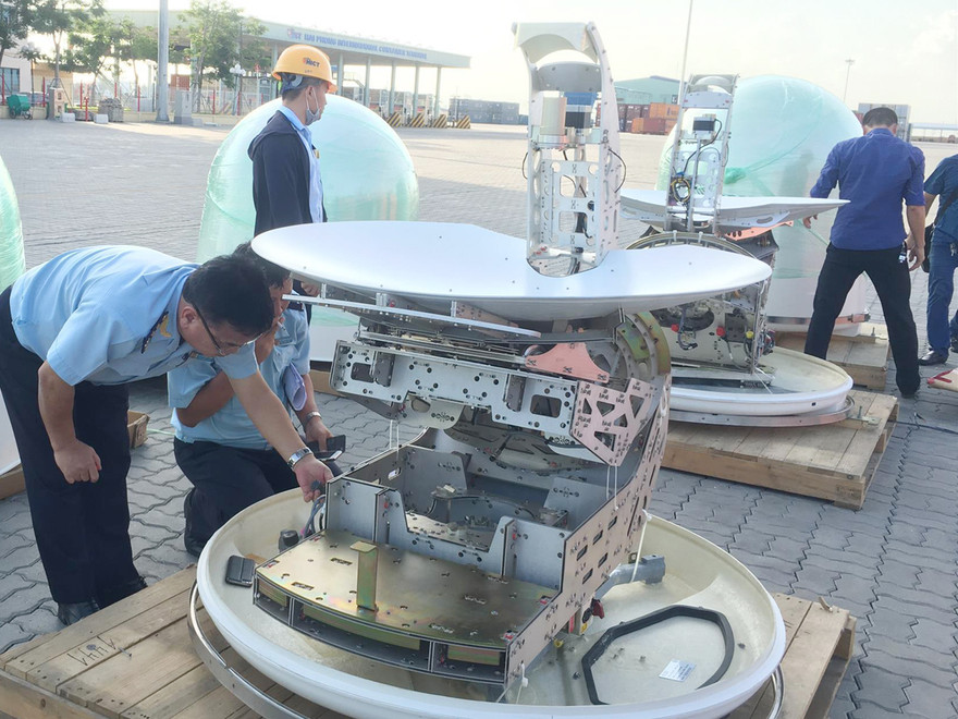 Công chức Hải quan kiểm tra thực tế hàng hóa nhập khẩu. Ảnh minh họa của: Tuấn Nguyễn