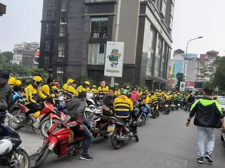 Tài xế beBike tắt app, tập trung tại trụ sở beGroup ở Hà Nội để phản đối chính sách tiền thưởng mới