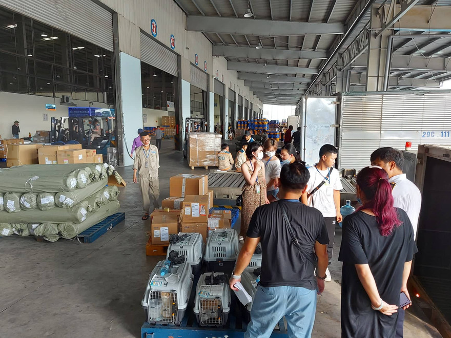 Nghi vấn 'làm luật' ở Hải quan Nội Bài: Đình chỉ 4 công chức