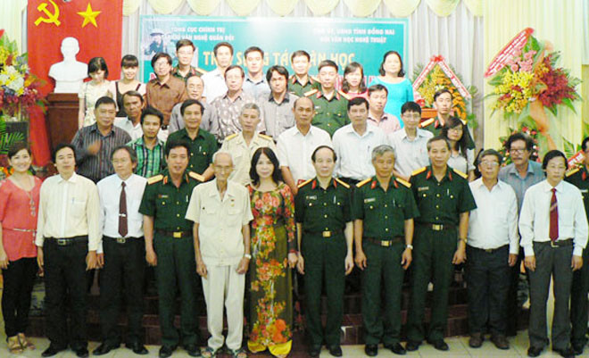 Các nhà văn và đại biểu tại buổi khai mạc. Ảnh: VNQĐ