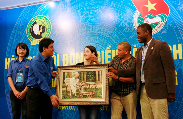 Bí thư thứ nhất T.Ư Đoàn Nguyễn Đắc Vinh tặng quà lưu niệm cho Ban lãnh đạo WFDY. Ảnh Trường Phong.