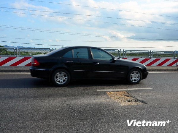 Đoạn lún, nứt đã được sửa lại nhiều lần. (Ảnh: Nguyễn Hoàng/Vietnam+)